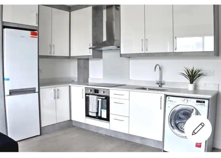 Lovely 2-Bedrooms With Free Parking Canvey Island Buitenkant foto